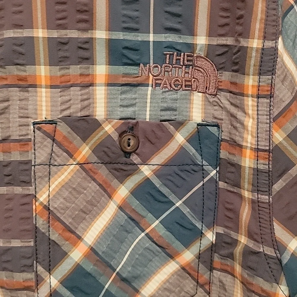 The North Face Short Sleeve Shirt, Button Down, Textured Fabric, Size M, NWOT.